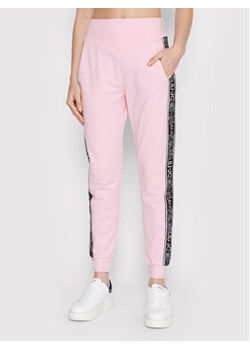 Liu Jo Sport Spodnie dresowe TA2066 FS090 Różowy Regular Fit ze sklepu MODIVO w kategorii Spodnie damskie - zdjęcie 168676111