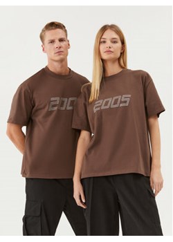 2005 T-Shirt Unisex Signature Tee Brązowy Regular Fit ze sklepu MODIVO w kategorii Bluzki damskie - zdjęcie 168677210