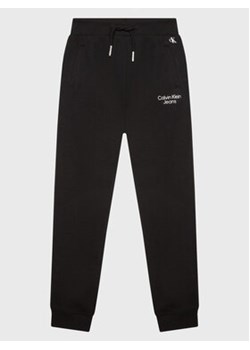 Calvin Klein Jeans Spodnie dresowe Stack Logo IB0IB01282 Czarny Regular Fit ze sklepu MODIVO w kategorii Spodnie chłopięce - zdjęcie 168677630