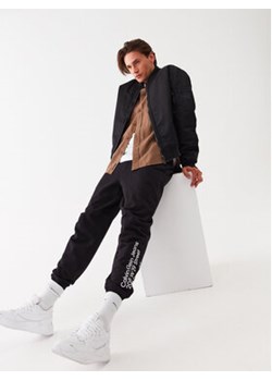 Calvin Klein Jeans Spodnie dresowe J30J322639 Czarny Regular Fit ze sklepu MODIVO w kategorii Spodnie męskie - zdjęcie 168678964
