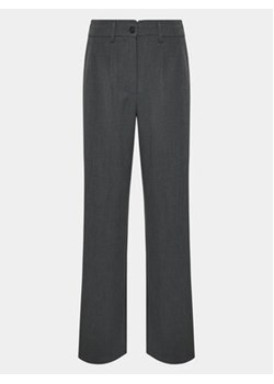 NAF NAF Spodnie materiałowe YHNP34 Szary Regular Fit ze sklepu MODIVO w kategorii Spodnie damskie - zdjęcie 168679114