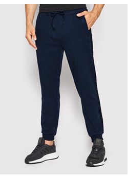 Guess Spodnie dresowe Z2YB19 K6ZS1 Granatowy Regular Fit ze sklepu MODIVO w kategorii Spodnie męskie - zdjęcie 168679271