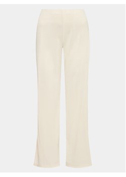 Gina Tricot Spodnie materiałowe Wide slit trousers 19421 Beżowy Regular Fit ze sklepu MODIVO w kategorii Spodnie damskie - zdjęcie 168680210