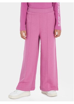 Calvin Klein Jeans Spodnie dresowe IG0IG02174 Różowy Relaxed Fit ze sklepu MODIVO w kategorii Spodnie dziewczęce - zdjęcie 168680673