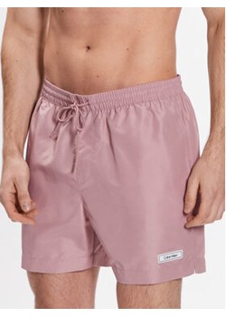 Calvin Klein Swimwear Szorty kąpielowe Medium Drawstring KM0KM00812 Różowy Regular Fit ze sklepu MODIVO w kategorii Kąpielówki - zdjęcie 168680820