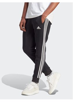 adidas Spodnie dresowe IB4030 Czarny Regular Fit ze sklepu MODIVO w kategorii Spodnie męskie - zdjęcie 168682974