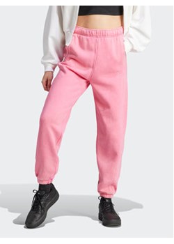 adidas Spodnie dresowe ALL SZN Fleece Washed IK4257 Różowy Loose Fit ze sklepu MODIVO w kategorii Spodnie damskie - zdjęcie 168683112