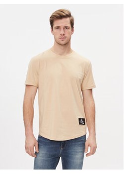 Calvin Klein Jeans T-Shirt Badge Turn Up Sleeve J30J323482 Beżowy Regular Fit ze sklepu MODIVO w kategorii T-shirty męskie - zdjęcie 168683900