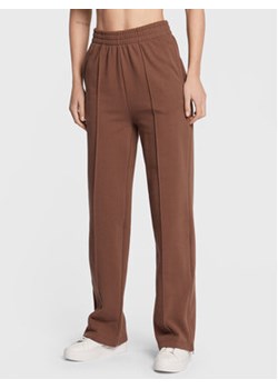 Cotton On Spodnie dresowe 2054704 Brązowy Regular Fit ze sklepu MODIVO w kategorii Spodnie damskie - zdjęcie 168684302