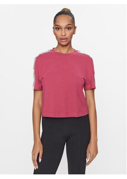 Guess T-Shirt V3RI08 I3Z14 Różowy Regular Fit ze sklepu MODIVO w kategorii Bluzki damskie - zdjęcie 168684731