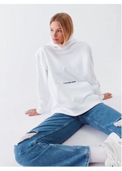 Calvin Klein Jeans Bluza J20J220945 Biały Oversize ze sklepu MODIVO w kategorii Bluzy damskie - zdjęcie 168685011