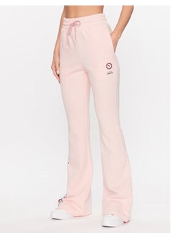 Puma Spodnie dresowe LIBERTY 539832 Różowy Relaxed Fit ze sklepu MODIVO w kategorii Spodnie damskie - zdjęcie 168686394