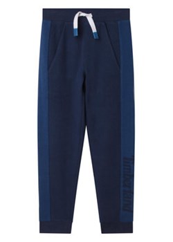 Timberland Spodnie dresowe T24C36 S Niebieski Regular Fit ze sklepu MODIVO w kategorii Spodnie chłopięce - zdjęcie 168687534