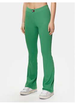Tommy Jeans Spodnie materiałowe Badge DW0DW15373 Zielony Regular Fit ze sklepu MODIVO w kategorii Spodnie damskie - zdjęcie 168688591
