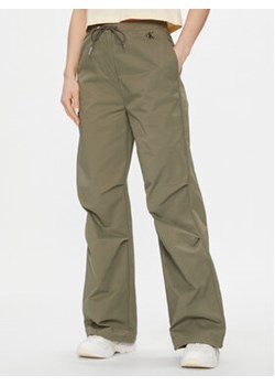 Calvin Klein Jeans Spodnie materiałowe Parachute Pant J20J222609 Khaki Regular Fit ze sklepu MODIVO w kategorii Spodnie damskie - zdjęcie 168690294