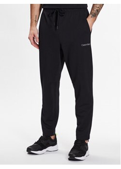 Calvin Klein Performance Spodnie dresowe Knit Pant 00GMS3P602 Czarny Regular Fit ze sklepu MODIVO w kategorii Spodnie męskie - zdjęcie 168691603