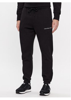 Calvin Klein Jeans Spodnie dresowe Institutional J30J324739 Czarny Regular Fit ze sklepu MODIVO w kategorii Spodnie męskie - zdjęcie 168691921