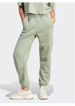 adidas Spodnie dresowe ALL SZN Fleece Washed IL3272 Zielony Loose Fit ze sklepu MODIVO w kategorii Spodnie damskie - zdjęcie 168693492