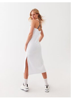 EA7 Emporio Armani Sukienka codzienna 3RTA57 TJLQZ 1100 Biały Slim Fit ze sklepu MODIVO w kategorii Sukienki - zdjęcie 168693852