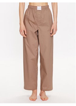 Calvin Klein Underwear Spodnie piżamowe 000QS6893E Beżowy Regular Fit ze sklepu MODIVO w kategorii Piżamy damskie - zdjęcie 168694262