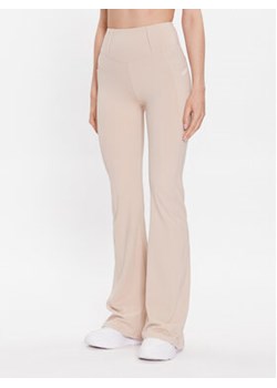 Guess Spodnie materiałowe Brigit V3GB03 MC04Z Beżowy Slim Fit ze sklepu MODIVO w kategorii Spodnie damskie - zdjęcie 168695703