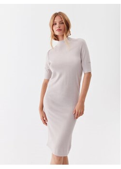 Calvin Klein Sukienka dzianinowa K20K205751 Beżowy Regular Fit ze sklepu MODIVO w kategorii Sukienki - zdjęcie 168696413