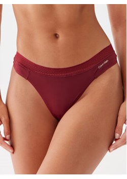 Calvin Klein Underwear Stringi 000QF6307E Bordowy ze sklepu MODIVO w kategorii Majtki damskie - zdjęcie 168696900