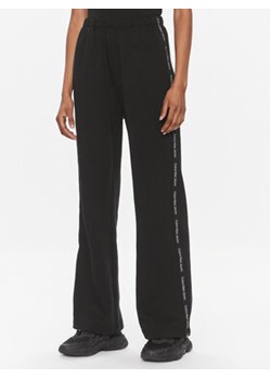 Calvin Klein Jeans Spodnie dresowe J20J223118 Czarny Relaxed Fit ze sklepu MODIVO w kategorii Spodnie damskie - zdjęcie 168696951