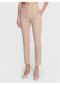 Marciano Guess Spodnie materiałowe 1BGB11 9653Z Beżowy Slim Fit ze sklepu MODIVO w kategorii Spodnie damskie - zdjęcie 168697504