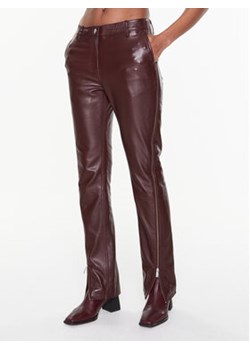 Remain Spodnie skórzane Leather Zipper RM2053 Bordowy Straight Fit ze sklepu MODIVO w kategorii Spodnie damskie - zdjęcie 168697991