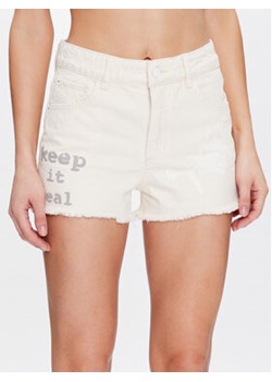 Guess Szorty jeansowe Mom W3GD26 D4Y00 Biały Regular Fit ze sklepu MODIVO w kategorii Szorty - zdjęcie 168698270