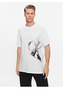 Calvin Klein Jeans T-Shirt J30J324022 Biały Regular Fit ze sklepu MODIVO w kategorii T-shirty męskie - zdjęcie 168698452