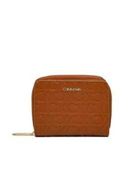 Calvin Klein Duży Portfel Damski Ck Must Za Wallet Wf Md Emboss K60K610251 Brązowy ze sklepu MODIVO w kategorii Portfele damskie - zdjęcie 168698614