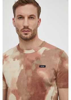 Calvin Klein t-shirt bawełniany męski kolor beżowy wzorzysty ze sklepu ANSWEAR.com w kategorii T-shirty męskie - zdjęcie 168706952