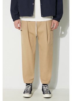 Drôle de Monsieur spodnie Le Pantalon Cropped Cargo męskie kolor beżowy proste D-BP153-CO106-DBG ze sklepu PRM w kategorii Spodnie męskie - zdjęcie 168711910