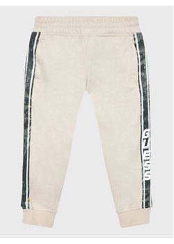 Guess Spodnie dresowe L2YQ18 KB6R2 Beżowy Regular Fit ze sklepu MODIVO w kategorii Spodnie chłopięce - zdjęcie 168716104