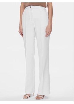 Guess Spodnie materiałowe W4RB30 WFWX2 Biały Slim Fit ze sklepu MODIVO w kategorii Spodnie damskie - zdjęcie 168716791