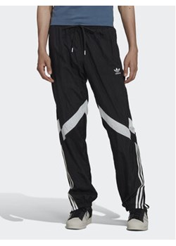 adidas Spodnie dresowe Rekive HK7325 Czarny Regular Fit ze sklepu MODIVO w kategorii Spodnie męskie - zdjęcie 168717004