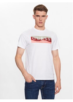 Guess T-Shirt M3YI90 K9RM1 Biały Slim Fit ze sklepu MODIVO w kategorii T-shirty męskie - zdjęcie 168725322