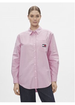 Tommy Jeans Koszula Badge DW0DW13804 Różowy Boyfriend Fit ze sklepu MODIVO w kategorii Koszule damskie - zdjęcie 168727641