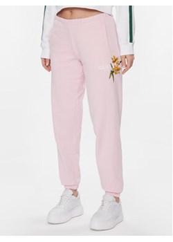 Guess Spodnie dresowe V4GB04 KC6V1 Różowy Regular Fit ze sklepu MODIVO w kategorii Spodnie damskie - zdjęcie 168746792