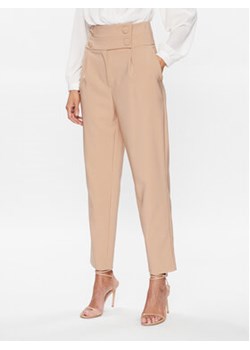 Rinascimento Spodnie materiałowe CFC0113048003 Beżowy Relaxed Fit ze sklepu MODIVO w kategorii Spodnie damskie - zdjęcie 168748181