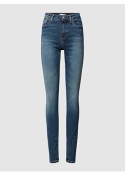 Jeansy o kroju slim fit z detalami z logo model ‘COMO’ ze sklepu Peek&Cloppenburg  w kategorii Jeansy damskie - zdjęcie 168751254