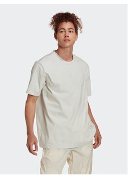 adidas T-Shirt Reveal Essentials HK2723 Beżowy Loose Fit ze sklepu MODIVO w kategorii T-shirty męskie - zdjęcie 168754094