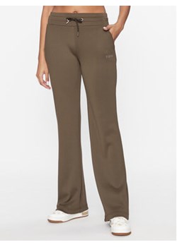 Guess Spodnie dresowe V3BB11 KB212 Brązowy Regular Fit ze sklepu MODIVO w kategorii Spodnie damskie - zdjęcie 168769072
