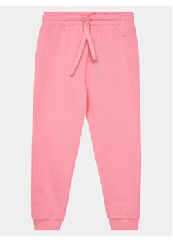 United Colors Of Benetton Spodnie dresowe 3J68CF02H Różowy Relaxed Fit ze sklepu MODIVO w kategorii Spodnie dziewczęce - zdjęcie 168788094
