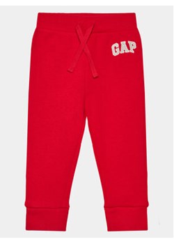 Gap Spodnie dresowe 633913-02 Czerwony Regular Fit ze sklepu MODIVO w kategorii Spodnie chłopięce - zdjęcie 168794463