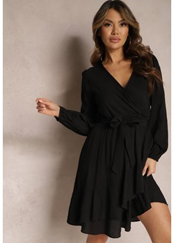 Czarna Rozkloszowana Sukienka Midi z Paskiem w Talii i Kopertowym Dekoltem Gemiora ze sklepu Renee odzież w kategorii Sukienki - zdjęcie 168814650