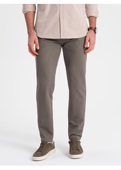 Klasyczne spodnie męskie chino z delikatną teksturą - ciemnobeżowe V1 OM-PACP-0188 ze sklepu ombre w kategorii Spodnie męskie - zdjęcie 168817910
