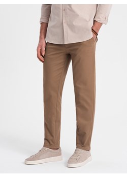 Spodnie męskie chino o klasycznym kroju z delikatna teksturą - brązowe V2 OM-PACP-0190 ze sklepu ombre w kategorii Spodnie męskie - zdjęcie 168818012